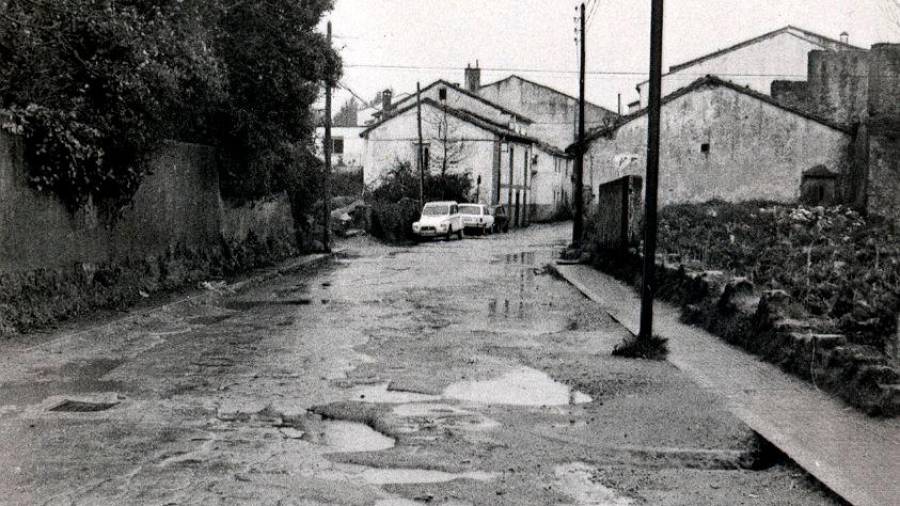 1976. Rúa Poza de Bar. A la izquierda el muro del Sanatorio de San Lorenzo donde posteriormente se construiría el IES Arcebispo Xelmírez I. Santiago de Compostela. (Fuente, El Correo Gallego).