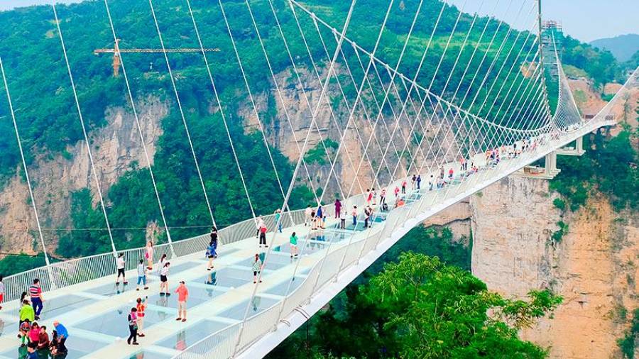 Puente de Cristal. China cuenta con uno de los puentes más increíbles del mundo. A 300 metros sobre el gran cañón de Zhangjiajie y con suelo de cristal, este puente inspiró al mismísimo James Cameron para crear las cumbres flotantes de la luna de Pandora en la película Avatar. (Fuente, www.hola.com)