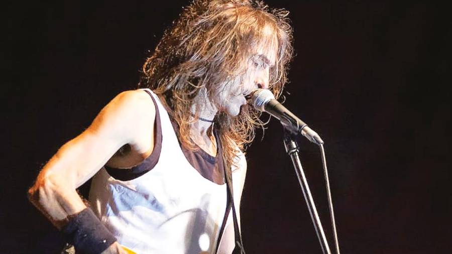ROBE INIESTA, uno de los iconos actuales más sólidos del rock hispano, durante uno de sus conciertos. Foto: Juan Aguado 