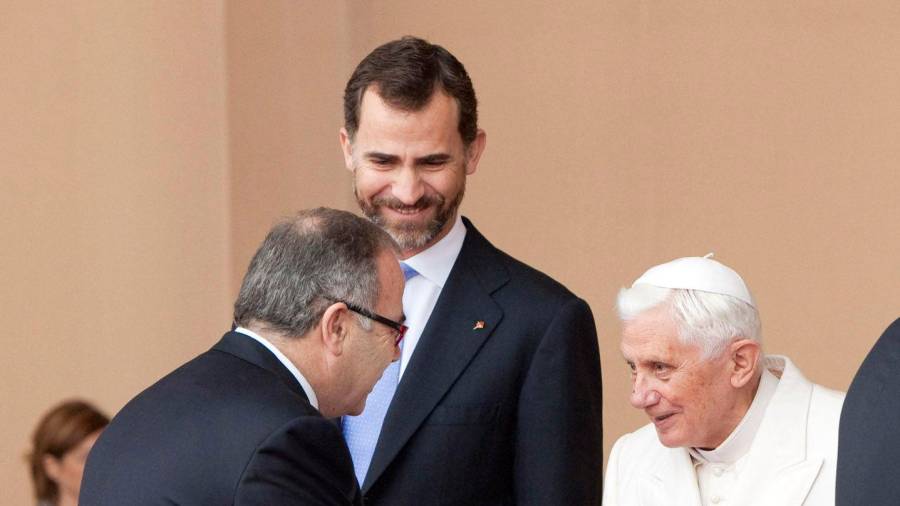 El alcalde de Santiago, Sánchez Bugallo, dio la bienvenida al papa. Fotos: ECG