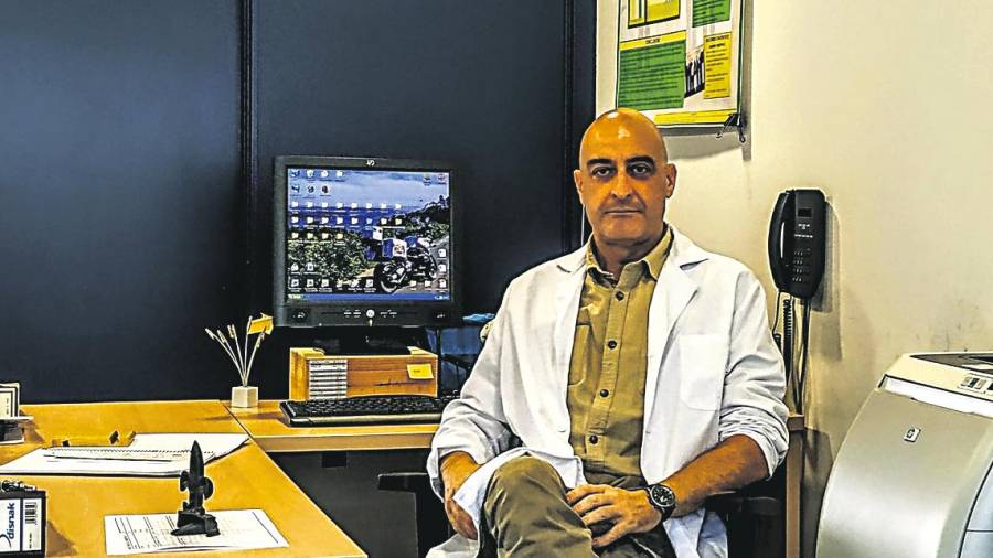 Adicciones. Pablo Álvarez, profesional de la UMAD de Santiago, en su despacho del Centro de Día. Foto: Cedida 