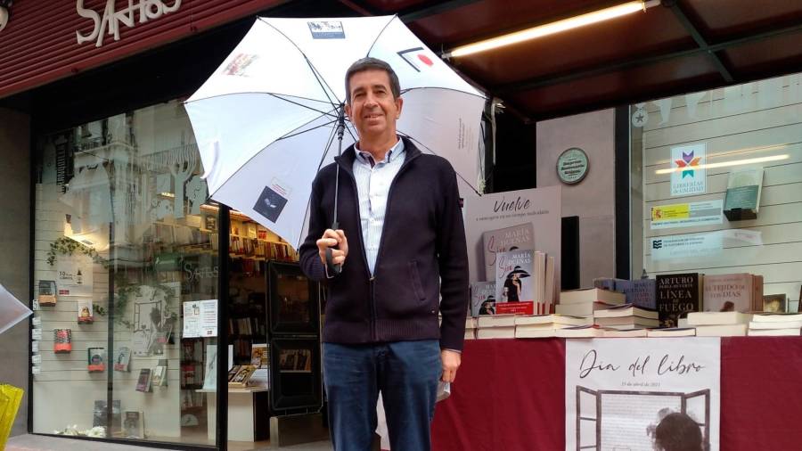 Fernando Ochoa, consejero delegado de la cadena de librerías Santos Ochoa, con el paraguas. Foto: ECG 