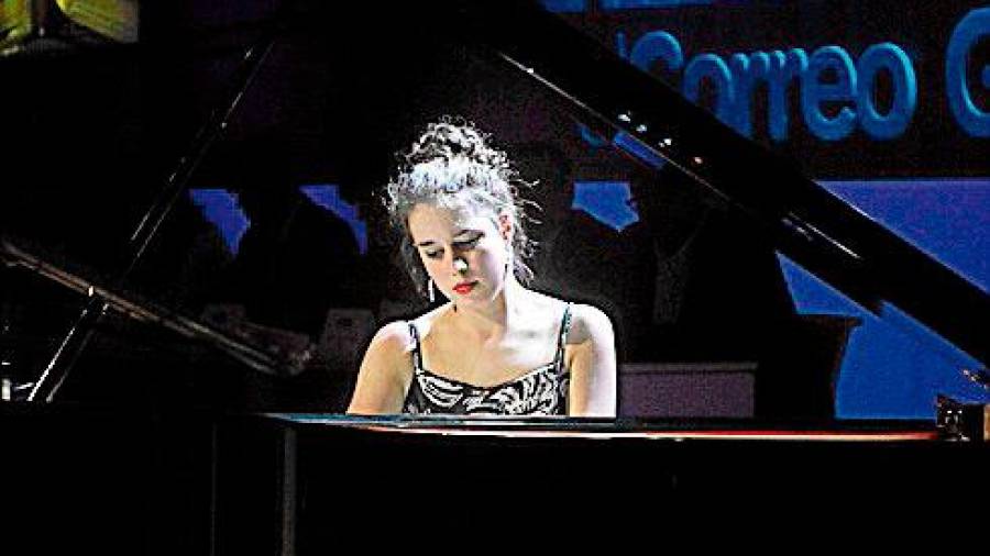 Rosalía Gómez-Lasheras tocando ‘La Polonesa’ de Chopin. FOTO: F. Blanco, A. Hernández, R. Escuredo, P. Sangiao, N. Santás