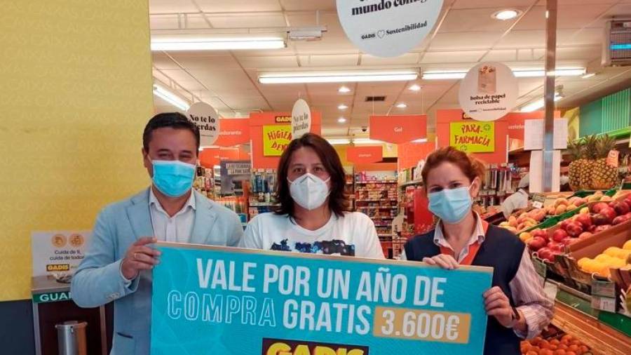 Román Roo, desde la izquierda, con Priscila Artiga y una trabajadora de Supermercados Gadis. Foto: Gadis