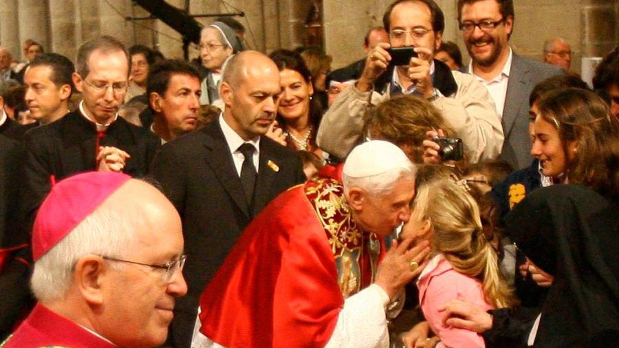 Benedicto XVI se mostró muy cercano a los fieles en su visita a la seo