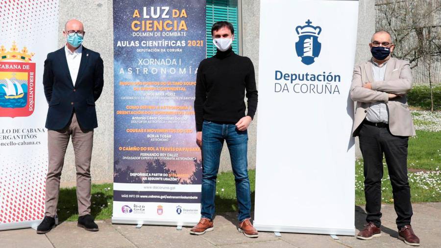 José Muíño, esquerda, Jorge Mira, no centro, e Xosé Luis Penas, na presentación das aulas científicas. Foto: D. C.