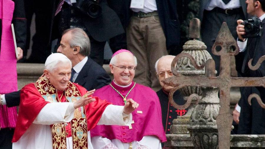 Benedicto XVI saludando a los fieles en presencia de monseñor Barrio