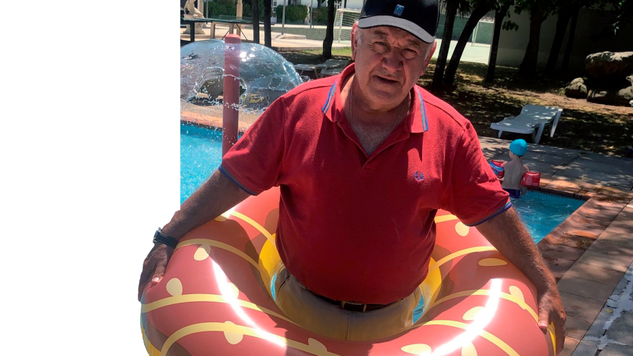A PIE DE PISCINA. Manuel Domingo Rodríguez, enfundado en un flotador a los pies de la piscina de su campin en Ribeira.