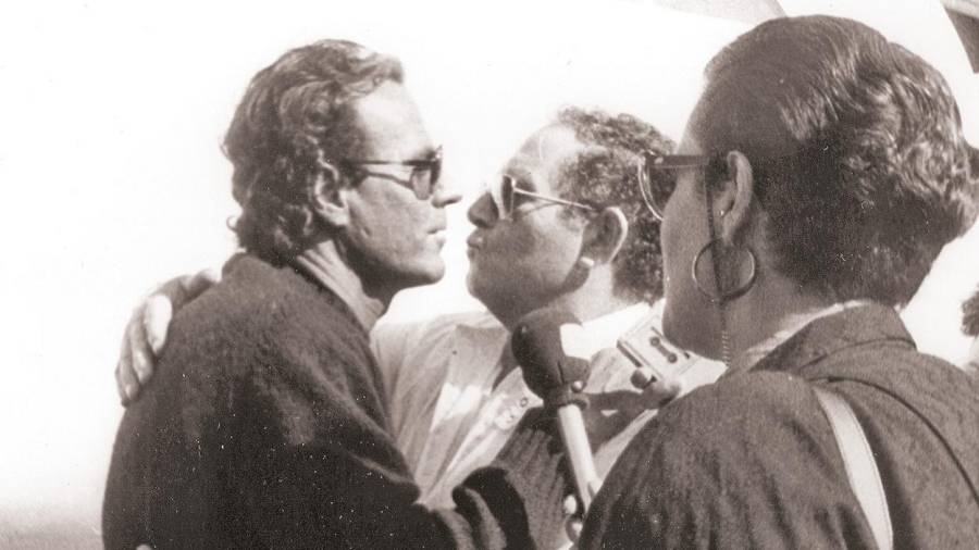 Manolo Chocolate saluda a Julio Iglesias con dos besos, ante una periodista, en Lavacolla en agosto de 1986