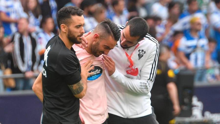 Dos aficionadas del Deportivo, muy tristes, tras la derrota. Foto: Ignacio Manotas / ADG Media