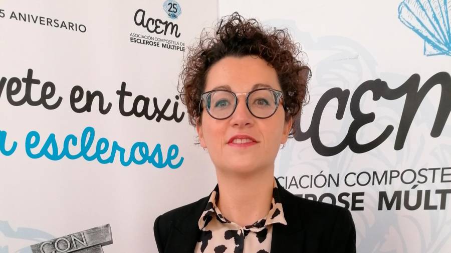 Teresa González, pdta. de la Asociación Compostelana de Esclerosis Múltiple, con el Premio Solidario de Merck Salud