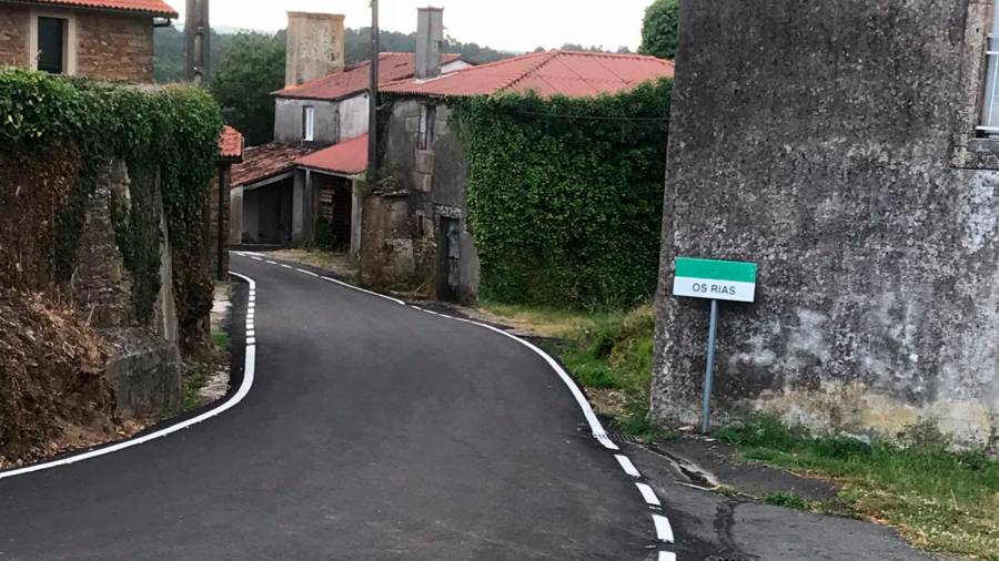 Se ha asfaltado la travesía de Os Riás, en el municipio orosano. Foto: CDO
