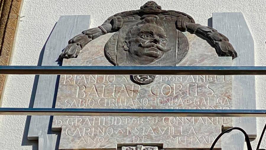 la placa. Imagen de la placa de agradecimiento dedicada al doctor Ángel Baltar Cortés, que fue colocada en la fachada del consistorio de Rianxo en 1929 y que ahora está siendo restaurada. Foto: C. de R.