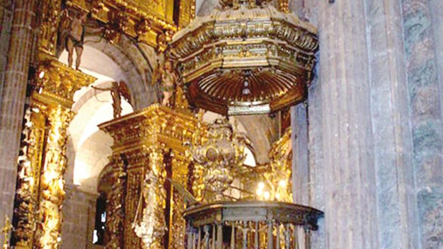 ANTES. Púlpito con tornavoz antes de la restauración