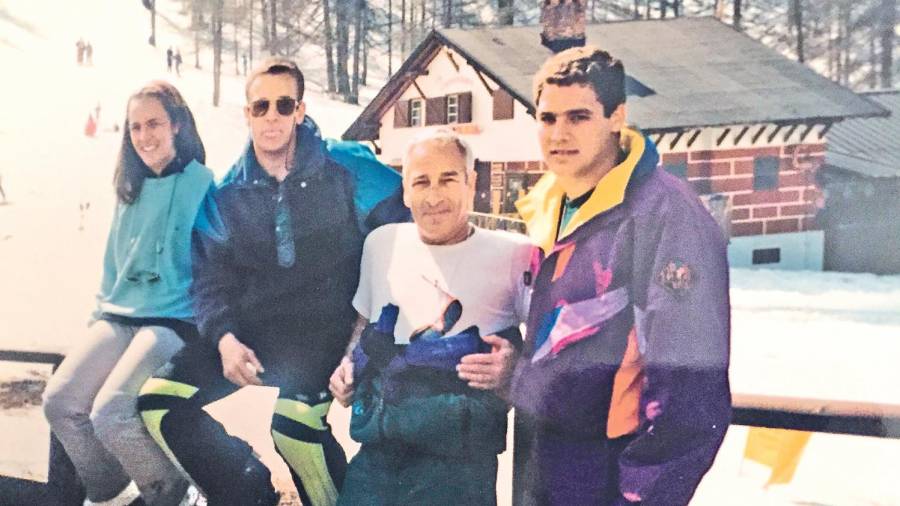 7. El deporte siempre es un buen motivo para los encuentros familiares, en este caso en una estación de esquí junto a sus tres hijos.