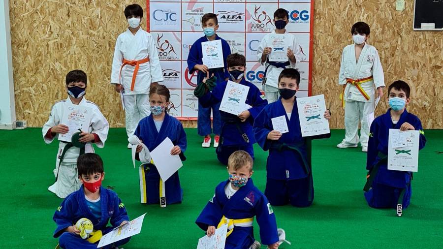 ILUSIÓN Los jóvenes judocas, con sus diplomas. Foto: CJC