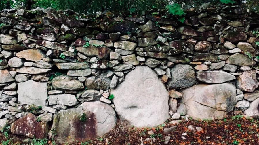 MEDIDAS. A pedra que ten unha forma case circular mide 89 por 93 centímetros. Foto: Fran Pardal