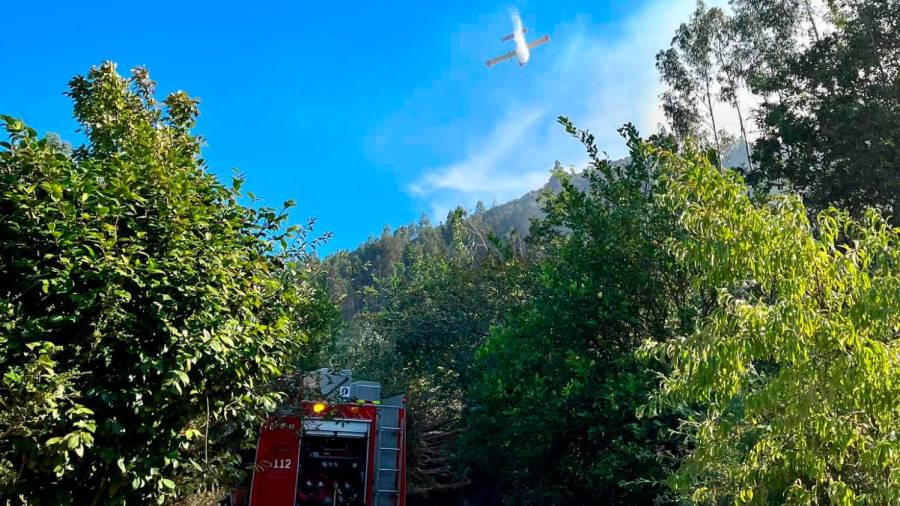 Bomberos de Boiro y un hidroavión actuando en el incendio forestal próximo a Cuvelo y Figueira. Foto: Bomberos de Boiro