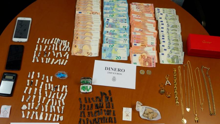 Droga, dinero y objetos intervenidos por la Policía Nacional en el operativo realizado en Ribeira. Foto: P.N.
