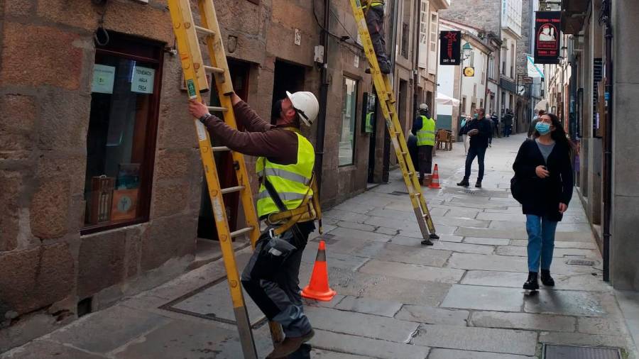 Trabajos en las fachadas del Franco para la colocación de la fibra óptica. Foto: ECG