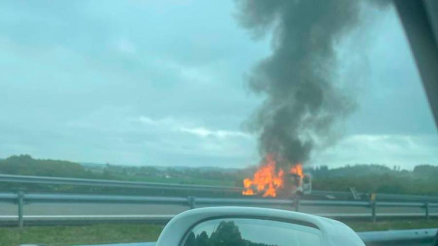 Imaxe do vehículo en chamas. Foto: C.G.