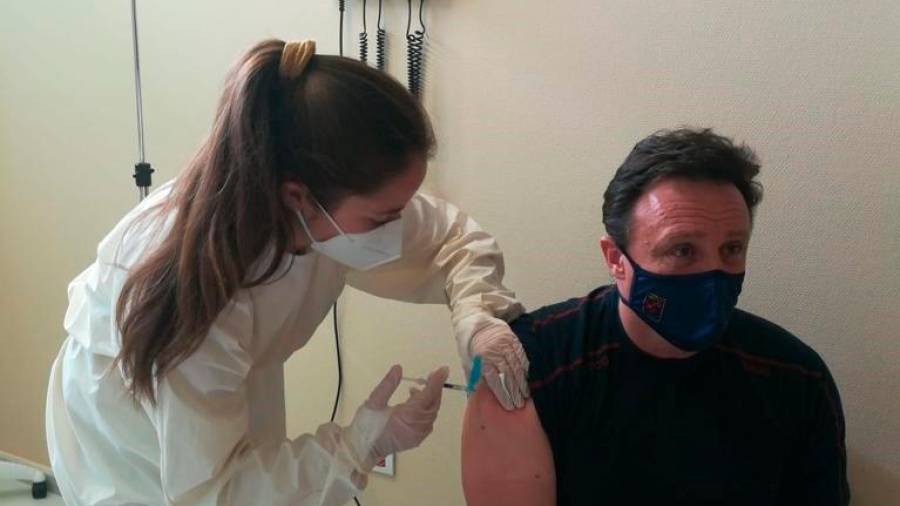 Bomberos de la DPT reciben la primera dosis de la vacuna contra la COVID-19. DIPUTACIÓN DE TERUEL 26/02/2021