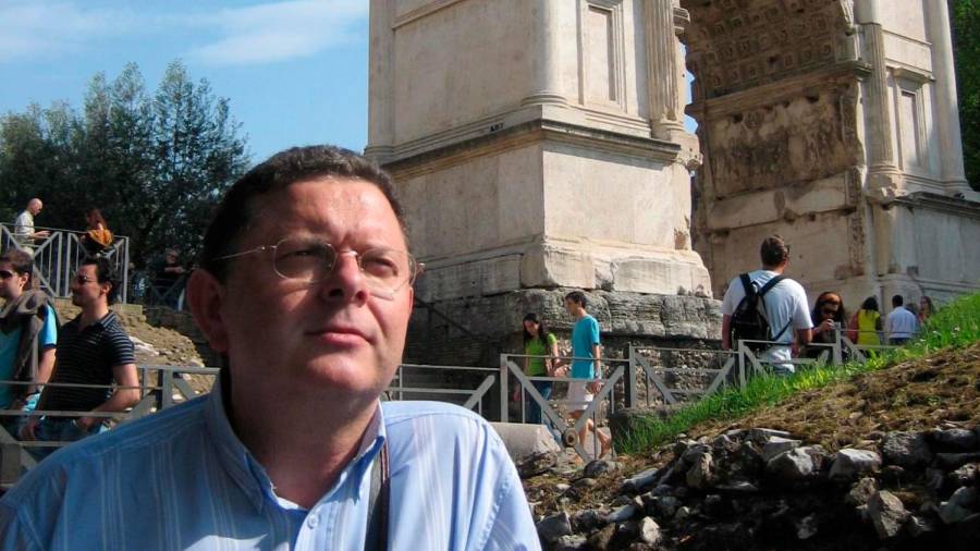O historiador e escritor Amancio Liñares durante unha viaxe a Roma. Foto: Daniel Durnes.