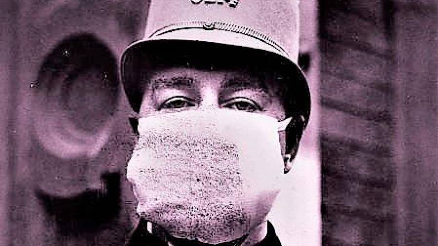 Un policía de Nueva York con mascarilla como protección contra la gripe. Octubre de 1918. Foto: ECG