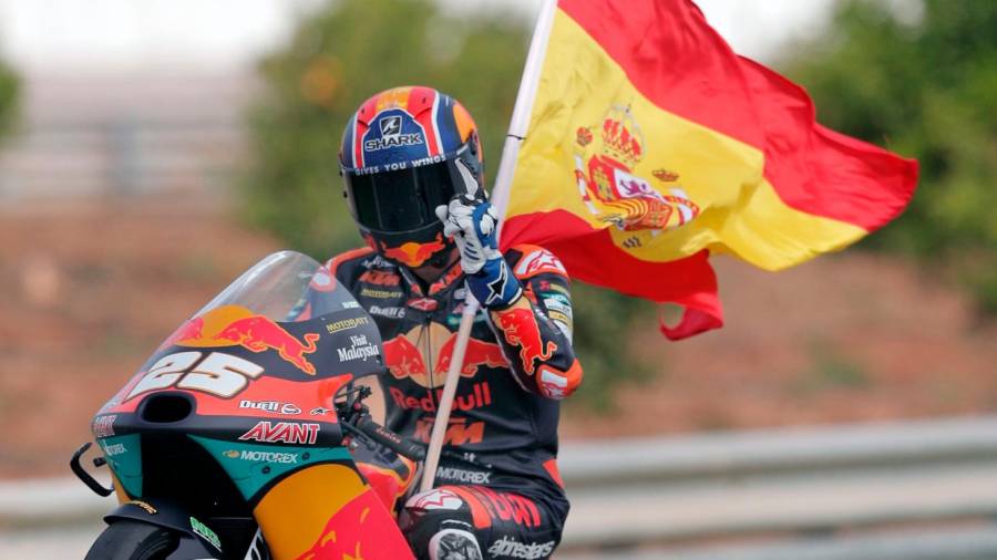El piloto español de Moto 3, Raul Fernandez (Red Bull KTM) tras ganar la carrera en el circuito Ricardo Tormo de Cheste (Valencia) donde se disputa el Gran Premio de Europa de motociclismo. FOTO: EFE/Kai Försterling