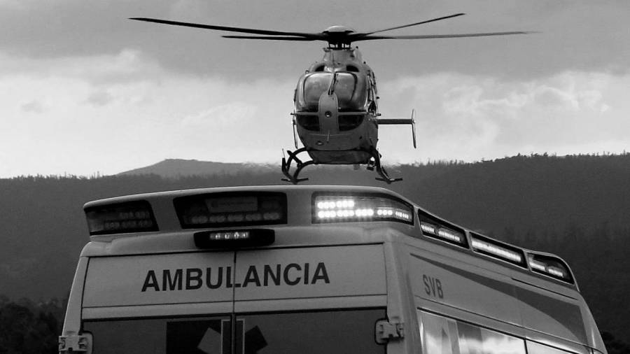 Un helicóptero de emergencias sobrevuela una ambulancia. Foto: Antonio Hernández