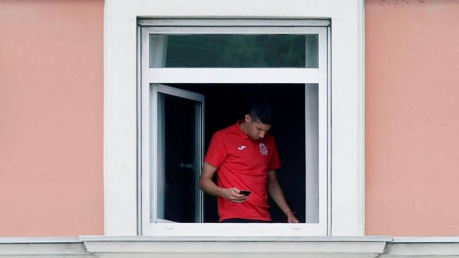 POLÉMICA Uno de los futbolistas del Fuenlabrada durante el confinamiento en un hotel coruñés en julio. Foto: Cabalar