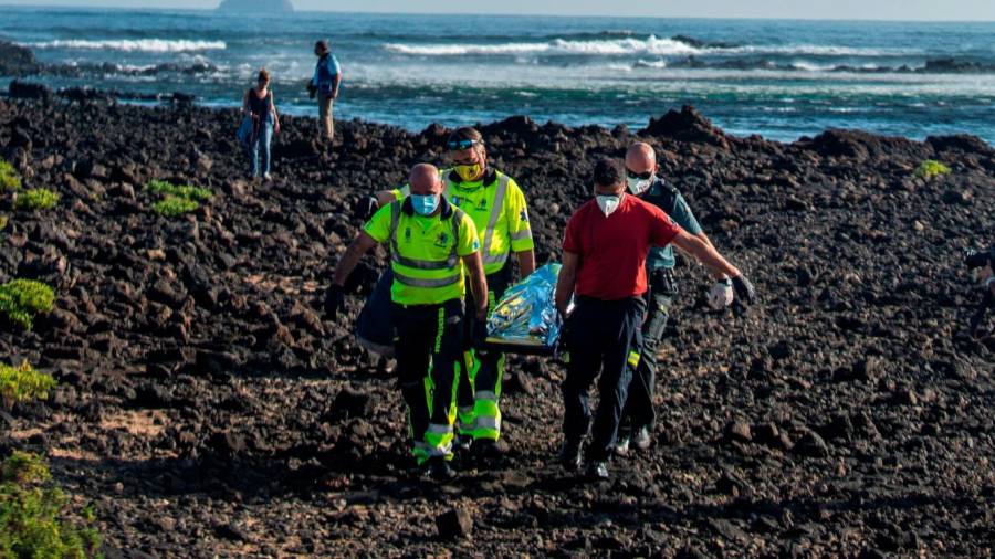 Efectivos de emergencias trasladando un cadáver en Lanzarote. Foto: Javier Fuentes/Efe