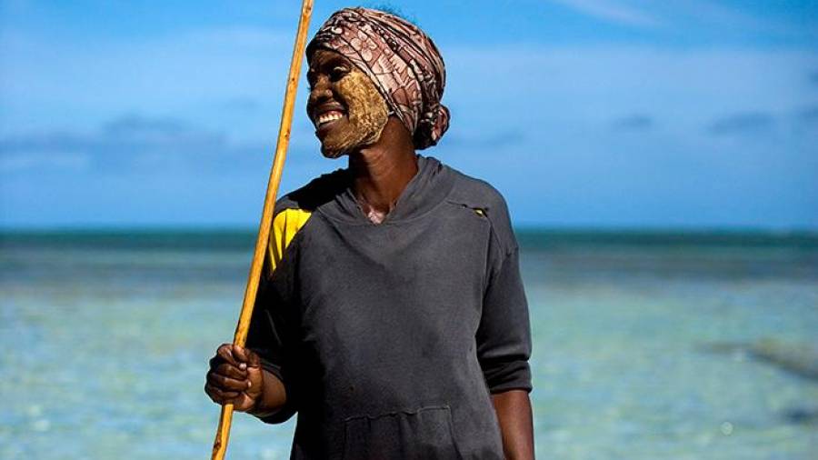 MADAGASCAR. Muller pescando en Madagascar. Foto: J.T.