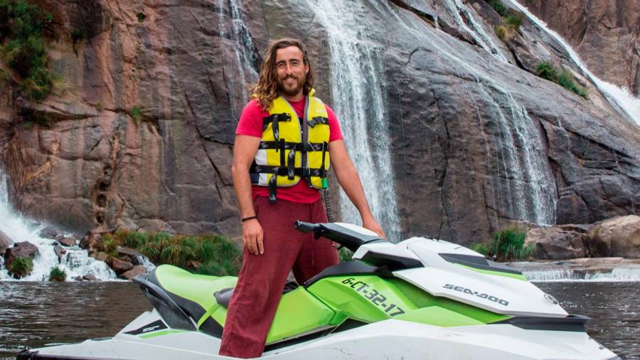 O surfeiro e amante das motos de auga, Rubén Prieto, fronte á cascada do Ézaro. Foto: Paula Amati