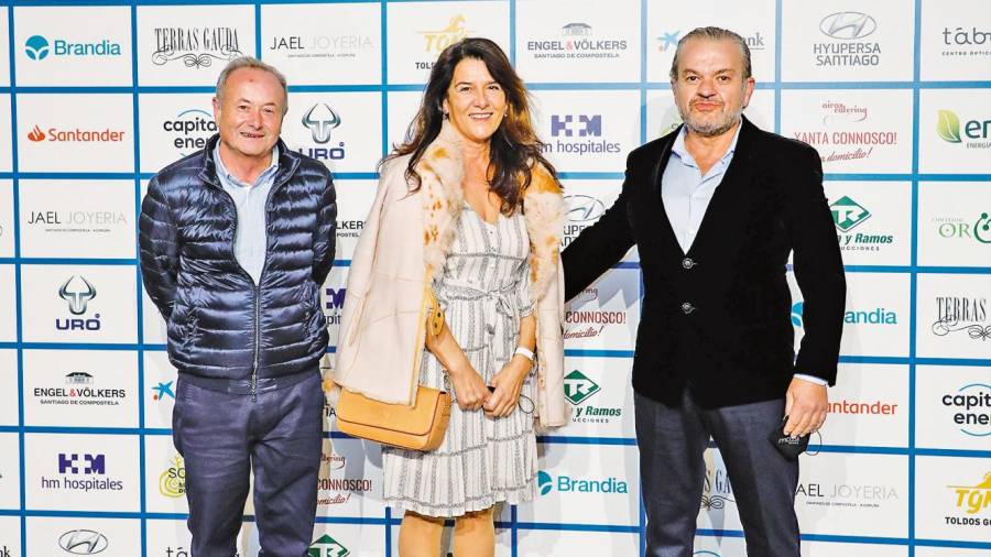 Suso Verde, Isabel Suárez Dosil y Javier Brey en un momento de la gala en el Gaiás
