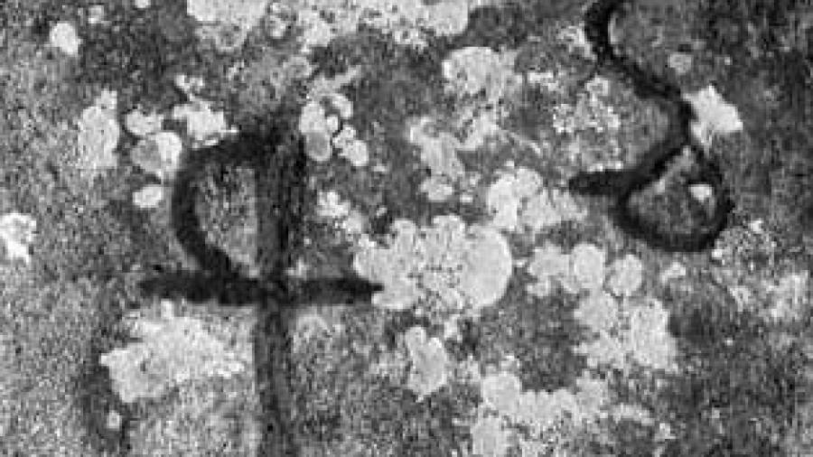 Detalle de las marcas talladas en la roca, consistentes en una espada, una serpiente y un círculo, cuyo significado es desconocido para los investigadores. Foto: PSOE