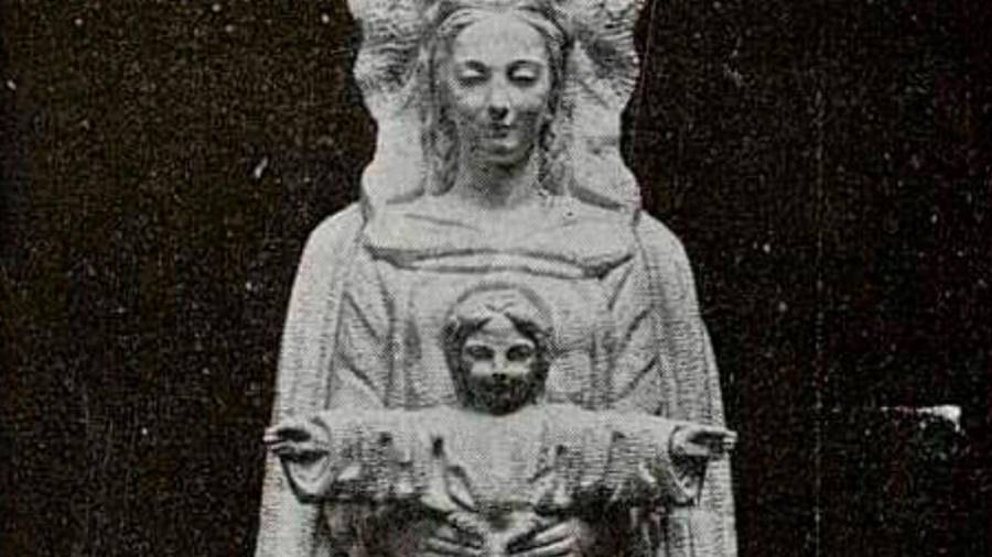 la obra. Imagen de la Virgen de Guadalupe tallada por Asorey y colocada en Tanxil en 1932. Foto: Rabunho Rexeita