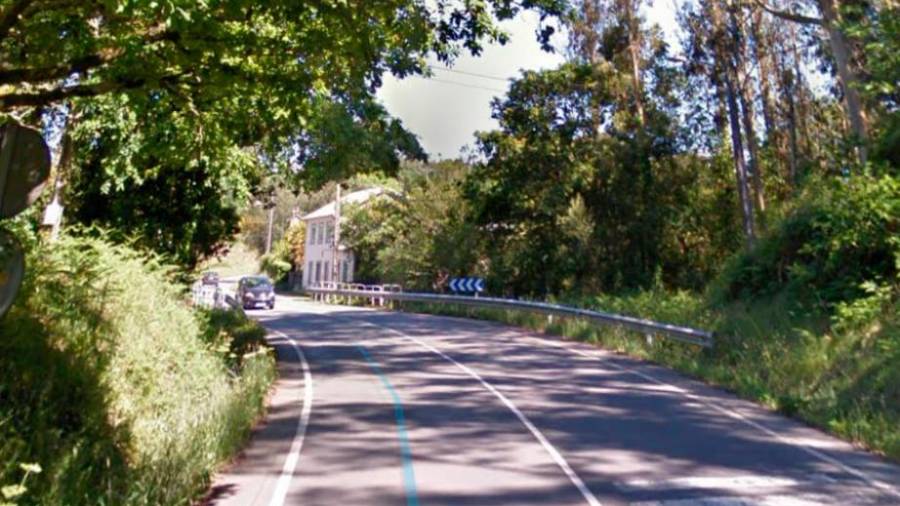 Estrada que comunica Santa Comba e a capital de Galicia