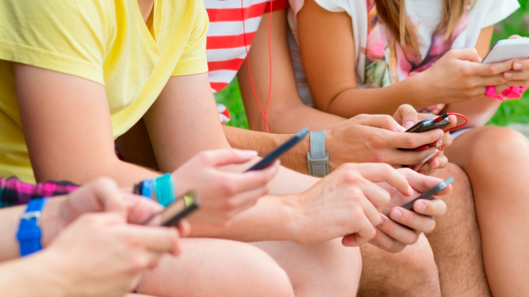 El 70 % de los menores tiene un móvil hoy en día. Foto: ECG