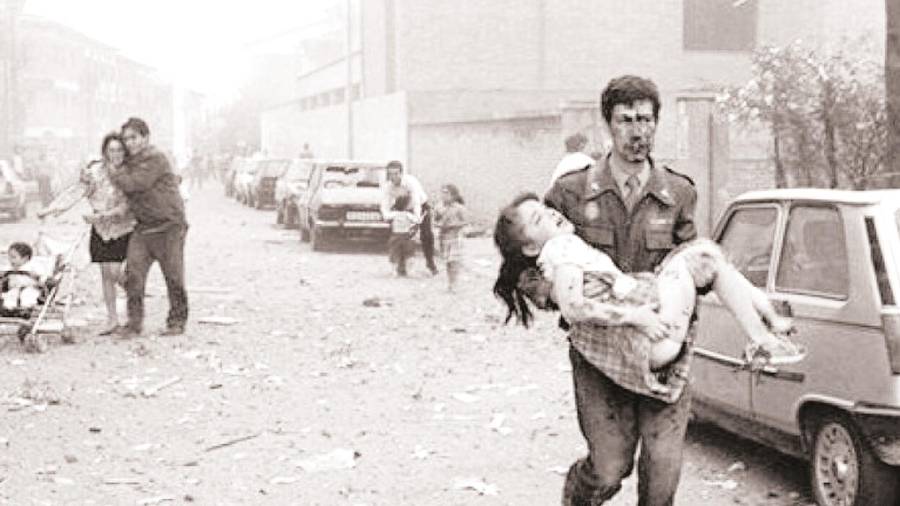Vic (Barcelona), 29-5-1991.- Rescate de una de las víctimas del atentado con coche bomba de ETA contra el cuartel de la Guardia Civil, en el que murieron nueve personas. EFE/Lluis Gené.