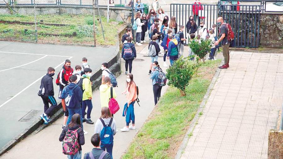 Imaxe de arquivo dos alumnos do instituto compostelano Xelmirez I, en filas separados pola distancia de seguridade, o primeiro día de clase no curso 2020/21. Foto: Antonio Hernández