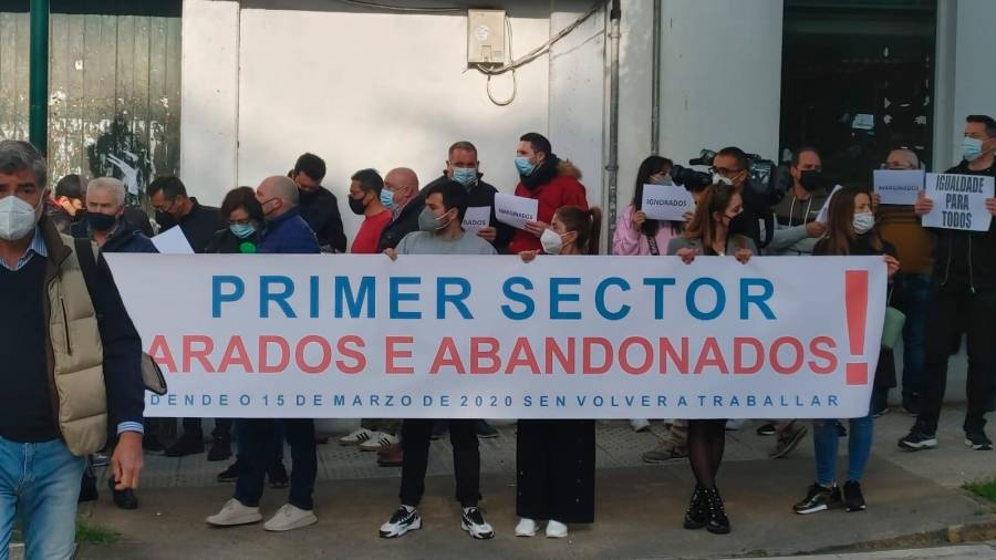 Trabajadores del sector de las fiestas y verbenas durante su protesta hoy delante del Parlamento Foto: E.P.