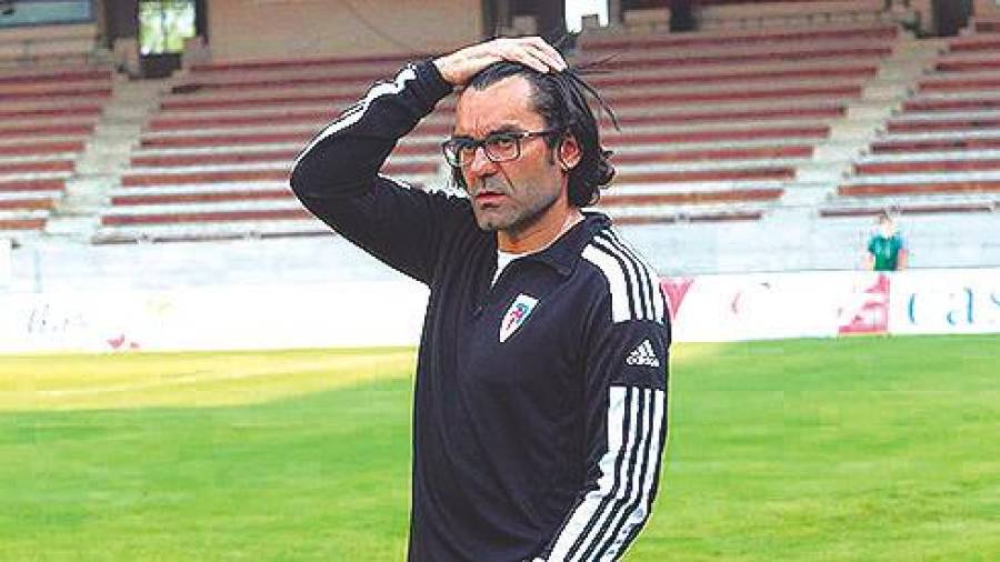 CONCENTRADO. Rodri Veiga, el entrenador de la S. D. Compostela. Foto: Fernando Blanco