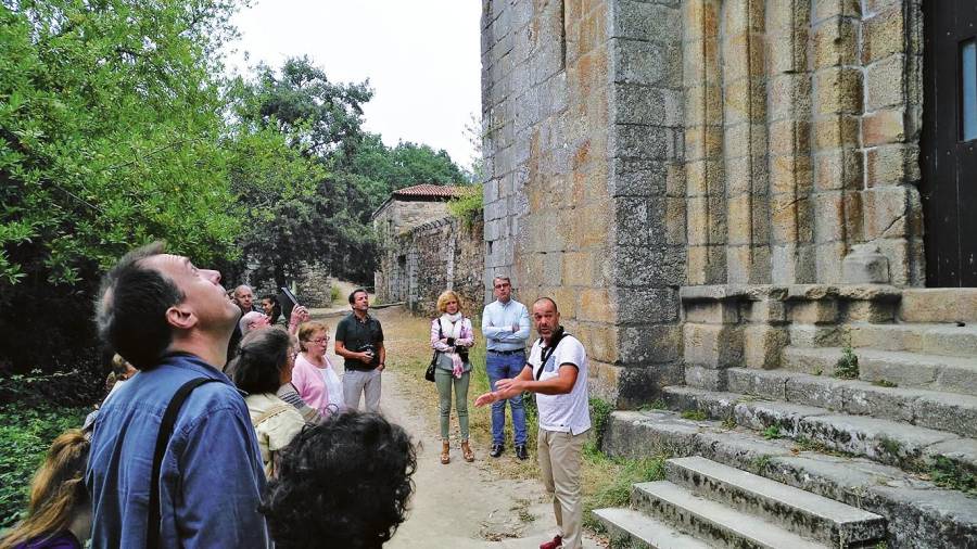Visitantes a Carboeiro dentro do programa A Ruta dos mosteiros. Foto: X. G