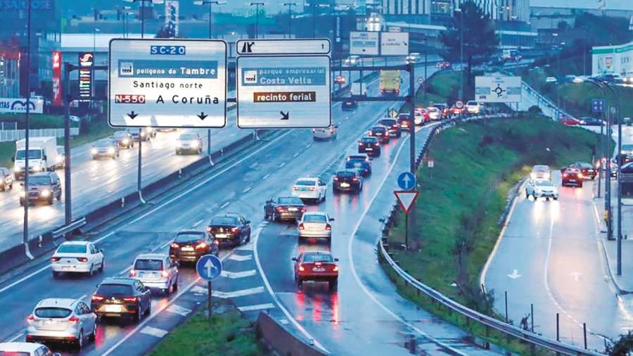 Congestión de tráfico a la entrada de Costa Vella desde el periférico, en una jornada de compras. Foto: Fernando Blanco