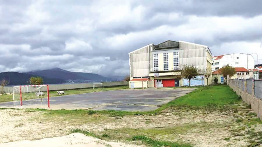 El centro educativo de Portosín fue construido en terreno de dominio público marítimo-terrestre. Foto: ECG