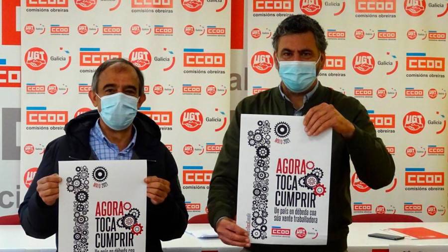 José Antonio Gómez, izquierda, y Ramón Sarmiento muestran los carteles llamando a movilizarse el próximo sábado. Foto: UGT/CCOO