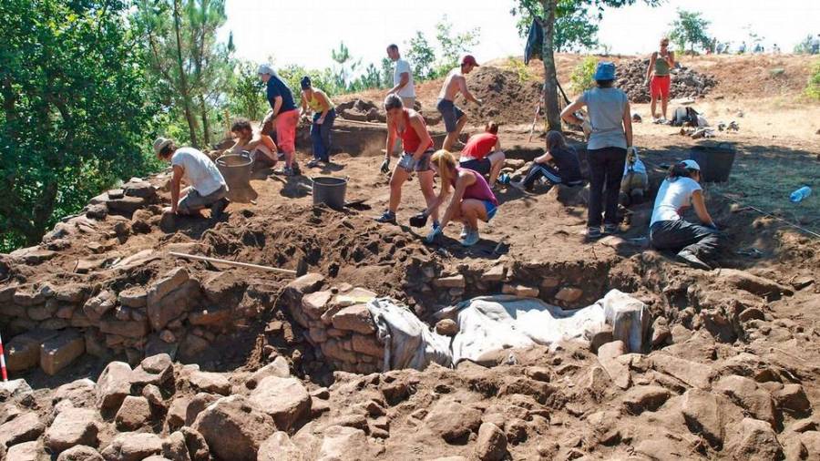 Imaxe de arquivo dunhas excavacións no Castro Lupario, que está situado entre Brión e Rois. Foto: Concello deRois