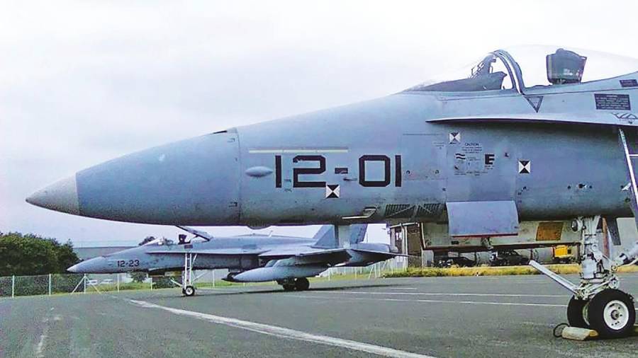 defensa. Dos aviones de combate F-18 con munición real estacionados en la plataforma del Aeródromo Militar de Santiago, en Lavacolla.