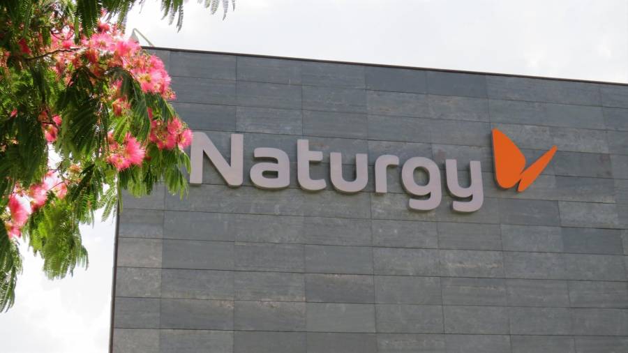 En la foto de archivo, exterior de la sede de Naturgy. EUROPA PRESS